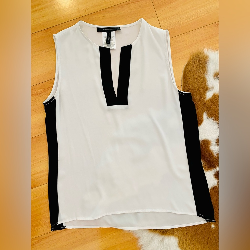 BCBGMaxazria Two Toned White and Black Sleeveless Blouse | size: XXS